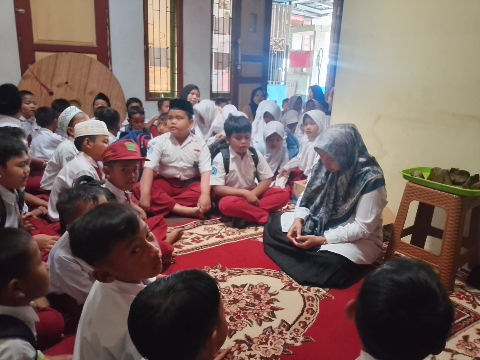 Tumbuhkan Empati Sejak Dini, Siswa MI Jidris Assalam Bersama Guru Lakukan Kegiatan Ta'ziyah ke Rumah Warga